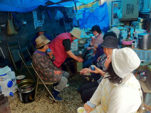 【震災支援】南三陸町の避難所（石浜集会場）での和束茶のふるまい